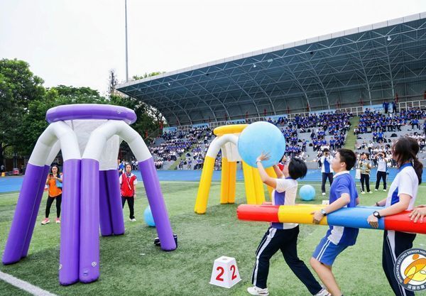 彩桥载瑞.掷福球