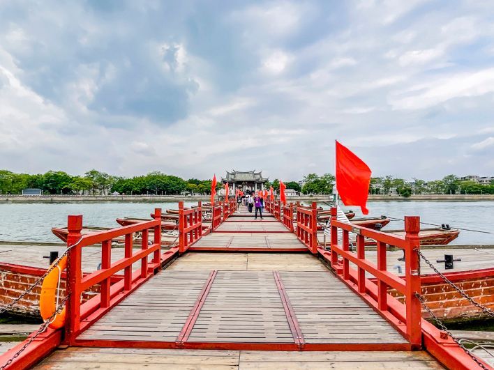 浮桥红旗飘扬