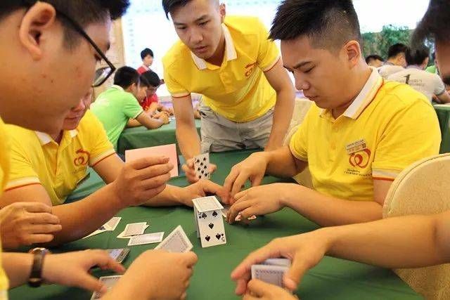 垒扑克牌
