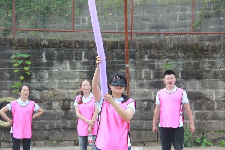 蒙眼互打