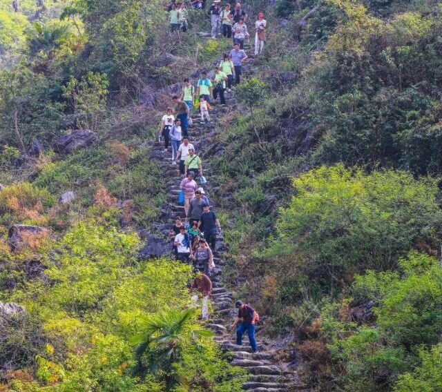 峡谷徒步